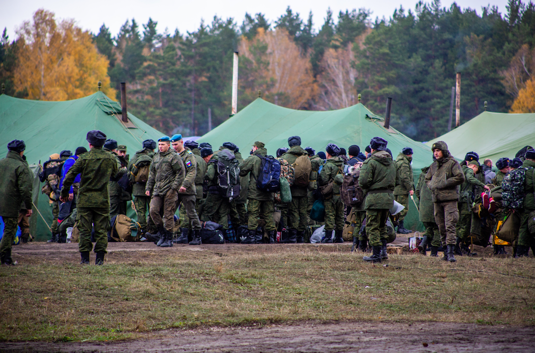 Фото В Новосибирске родственники мобилизованных приехали на свидание с бойцами: 15 пронзительных кадров 17 - Сиб.ФМ Фото В Новосибирске родственники мобилизованных приехали на свидание с бойцами: 15 пронзительных кадров 17